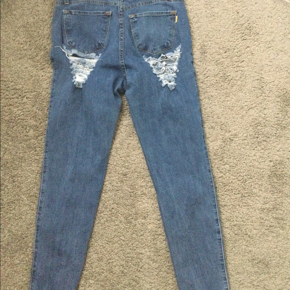 Cute jeans to complete your summer look and show off your 🍑